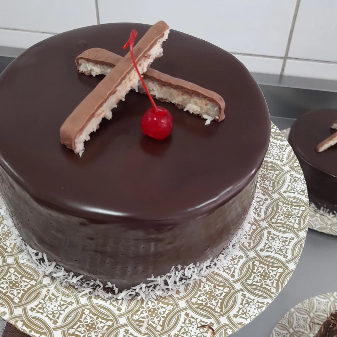 Bolo com acabamento artístico