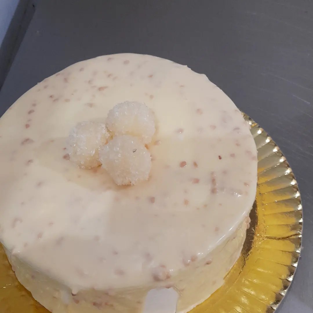Bolo de chocolate com desenho artístico