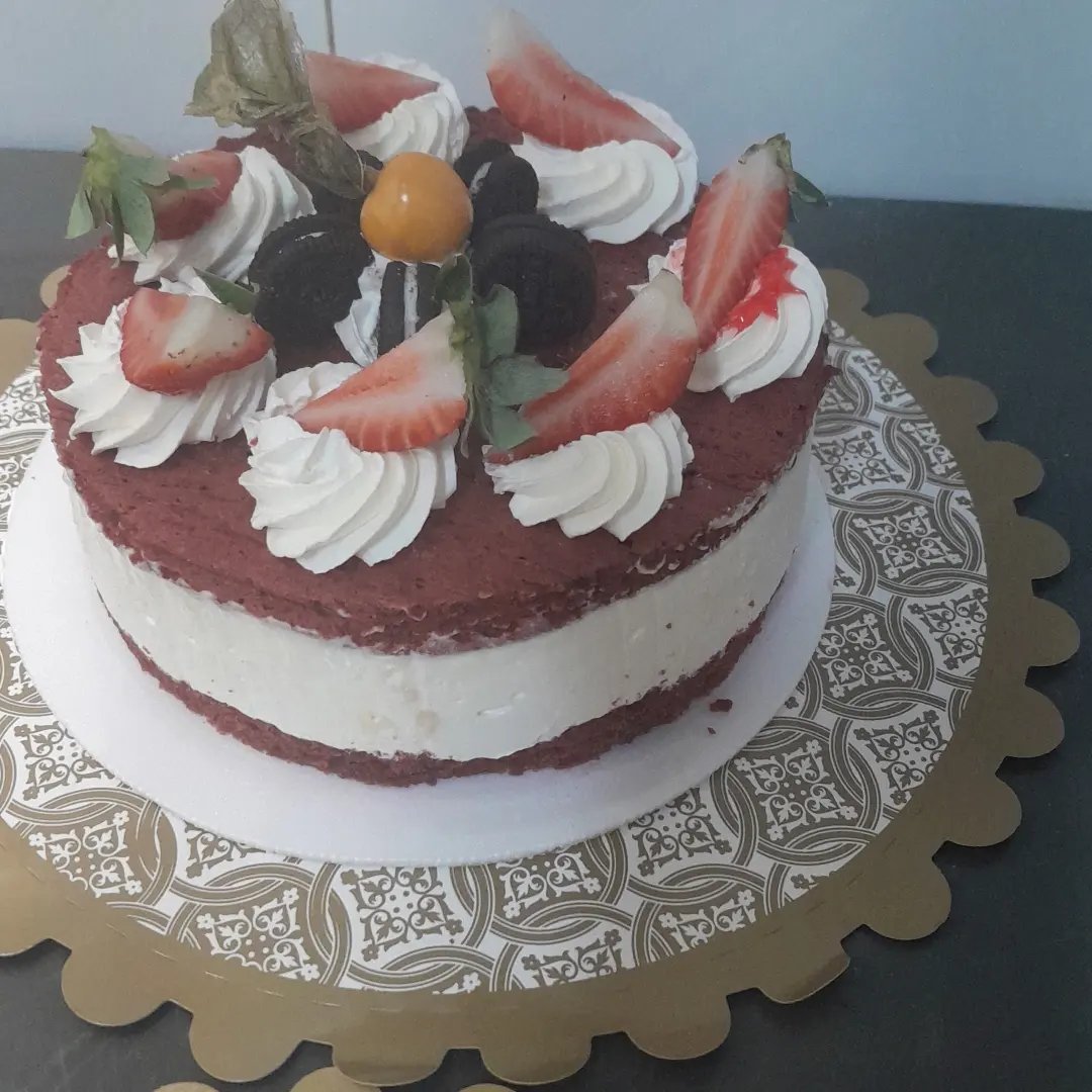 Bolo de chocolate decorado com biscoitos